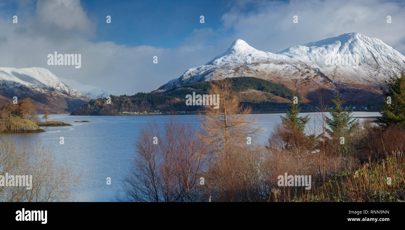 Loch Leven y el pap de Glencoe (Sgorr na Ciche) en invierno, la región de tierras altas, Escocia Foto de stock
