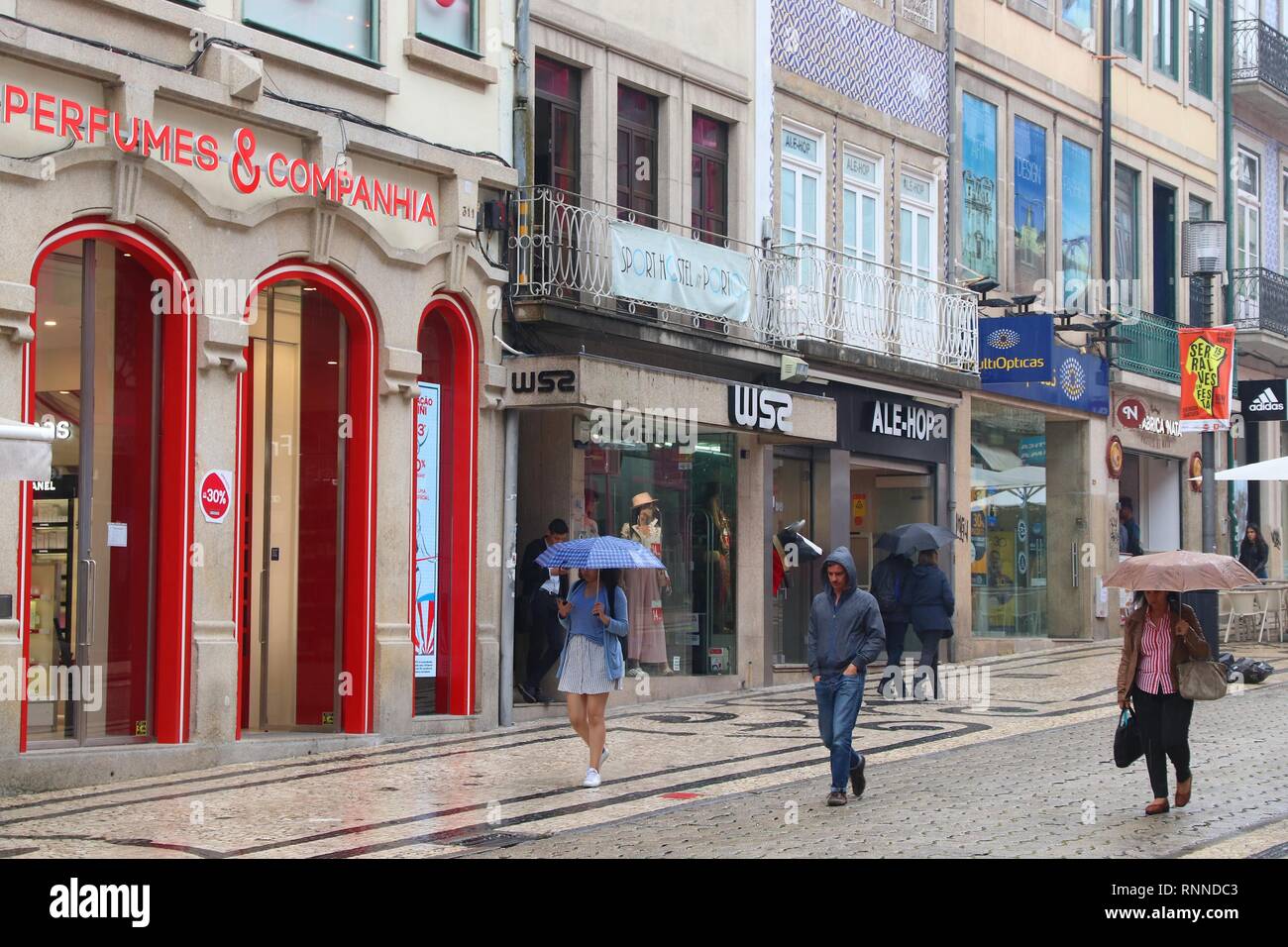 PORTO, Portugal - 24 de mayo de 2018: Los turistas visitan la Rua de Santa  Catarina, calle de compras en Porto, Portugal. Oporto es la segunda ciudad  más grande de Portugal. Ella