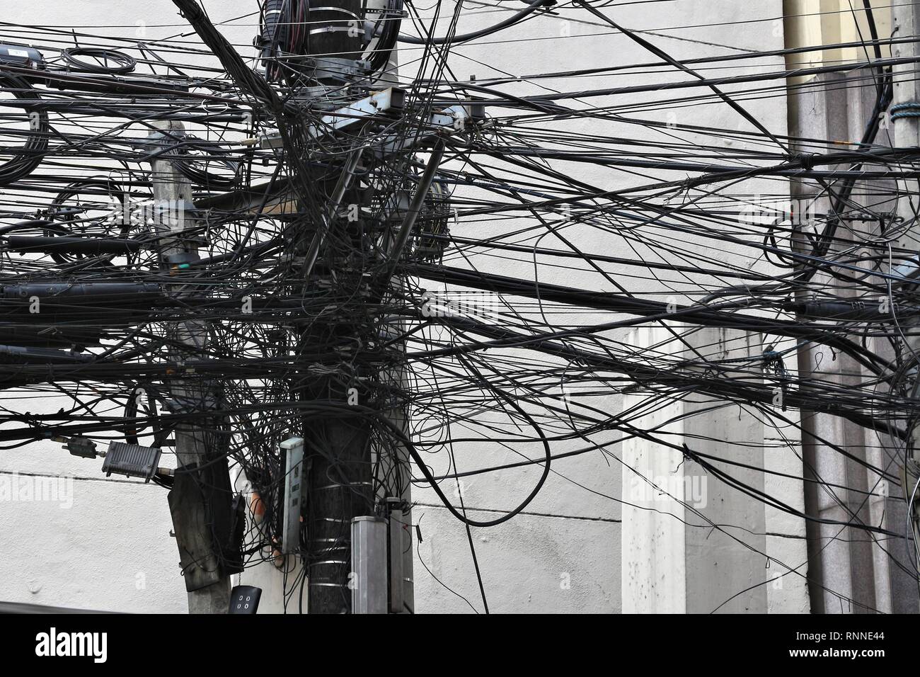 Ciudad el caos de cables en Asia el enredo de cables en Manila