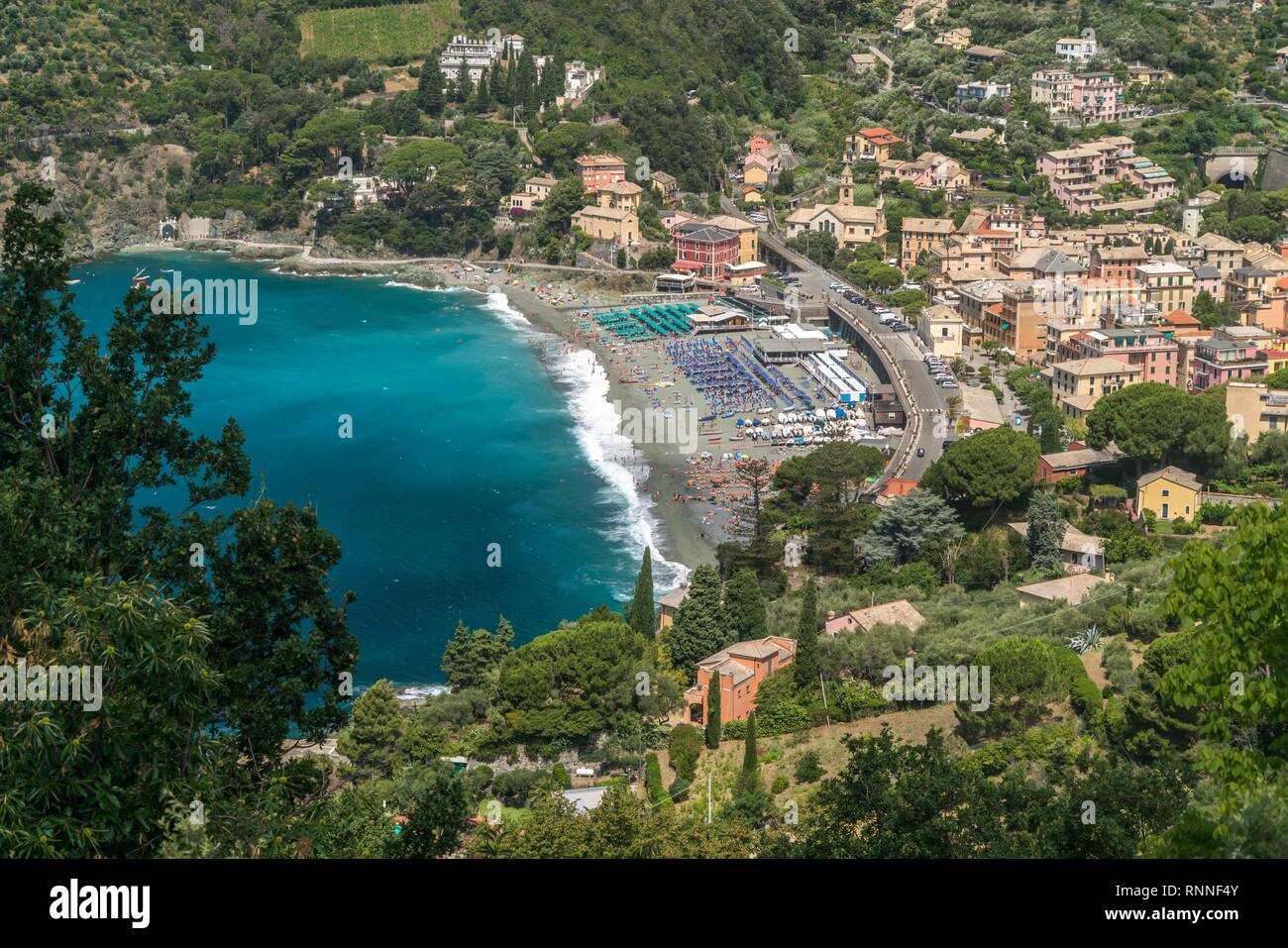 Vista desde arriba de la playa y el pueblo de Levanto, Riviera di Levante, Liguria, Italia Foto de stock