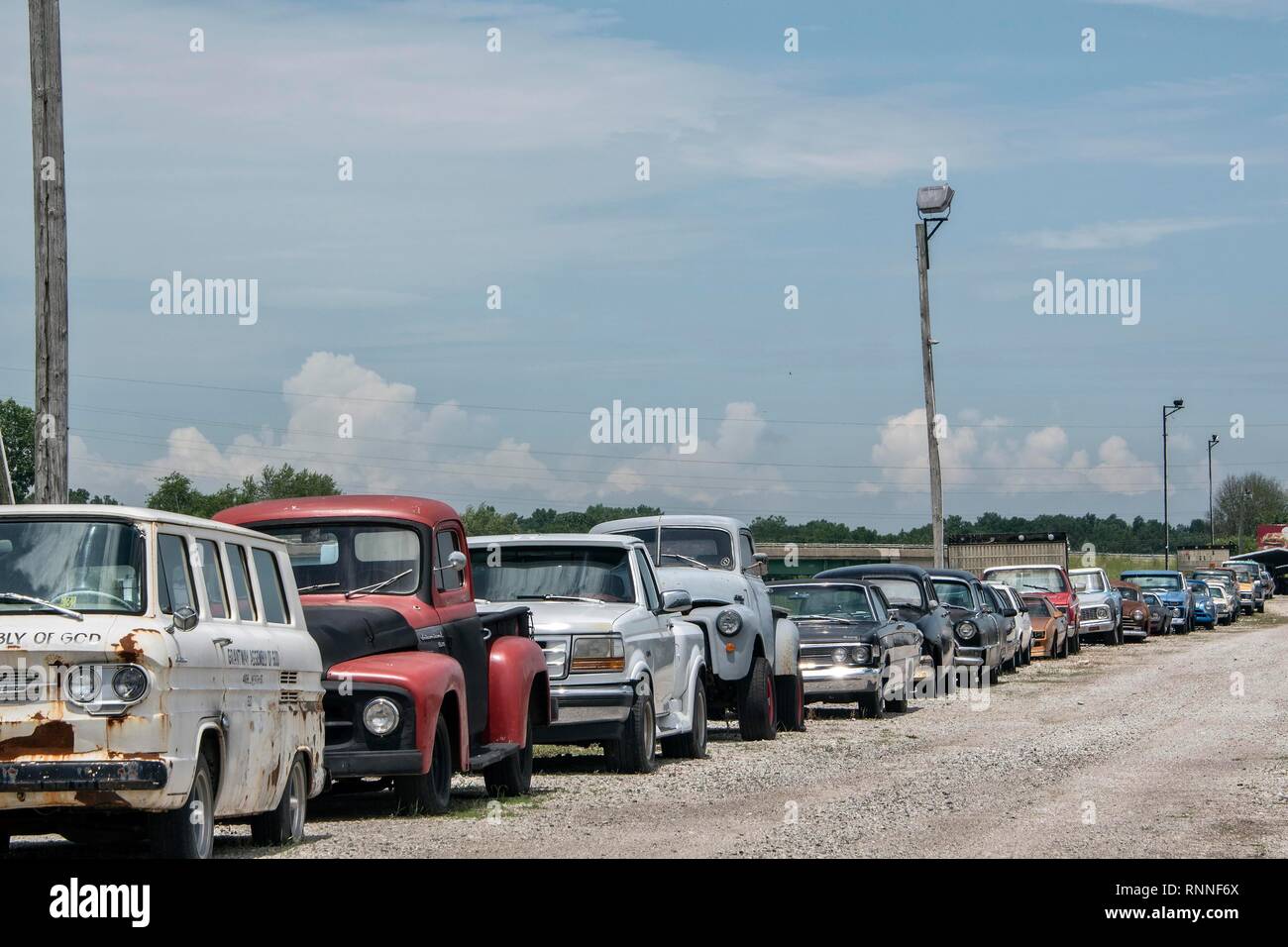 Varios coches clásicos americanos, concesionarios de coches Coches Clásicos del país LLC sobre la Ruta 66, Staunton, Illinois, EE.UU. Foto de stock