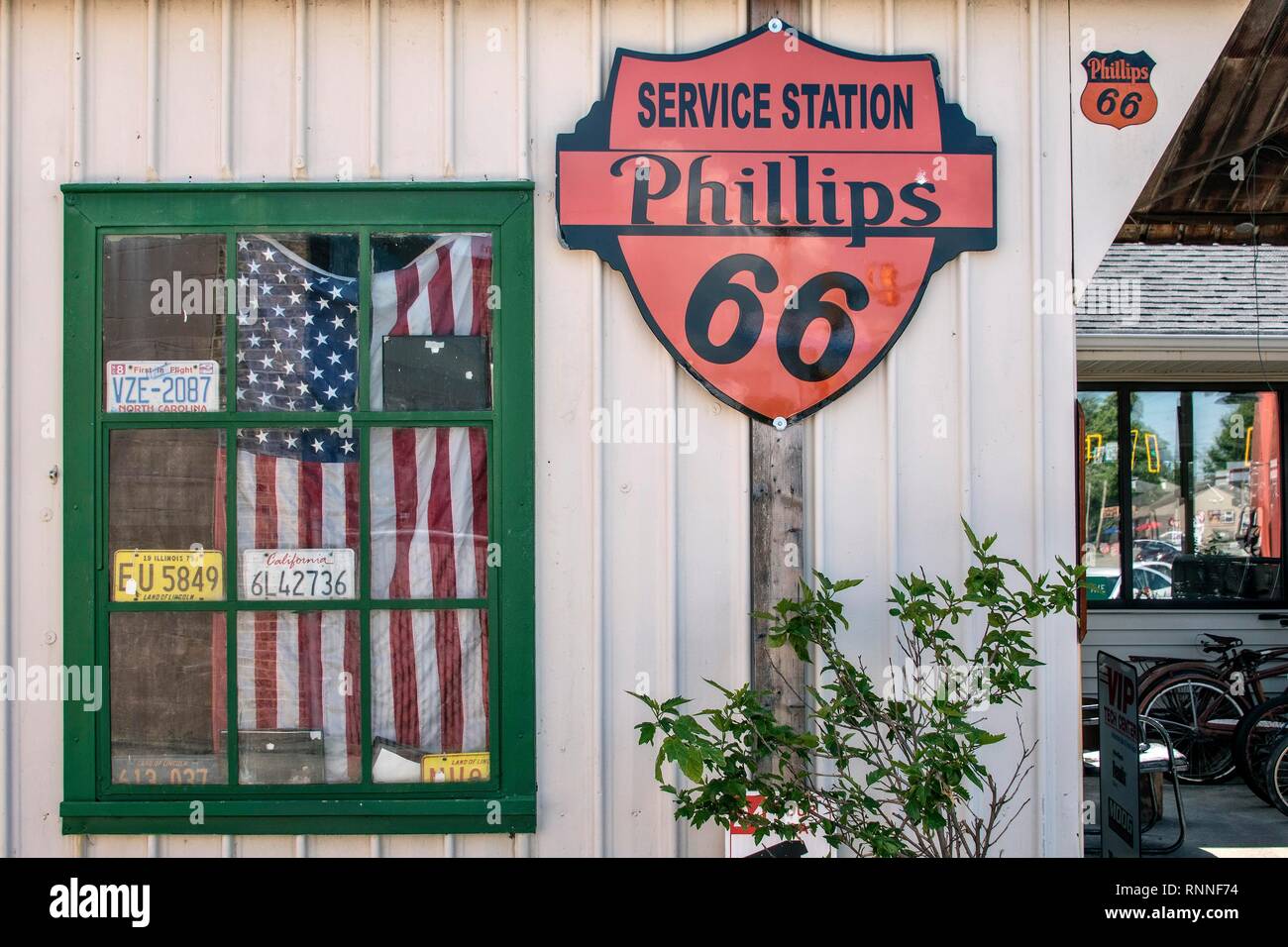 Ventana con la bandera americana en la histórica estación de gas Shea's Gasolinera, museo sobre la Ruta 66, Springfield, Illinois, EE.UU. Foto de stock