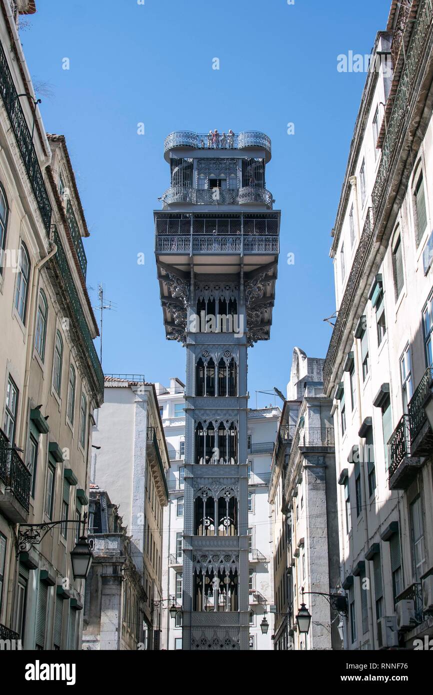 El Elevador de Santa Justa, o elevador do Carmo, ascensor de pasajeros, construido en 1902, une los barrios de Baixa y Chiado Foto de stock