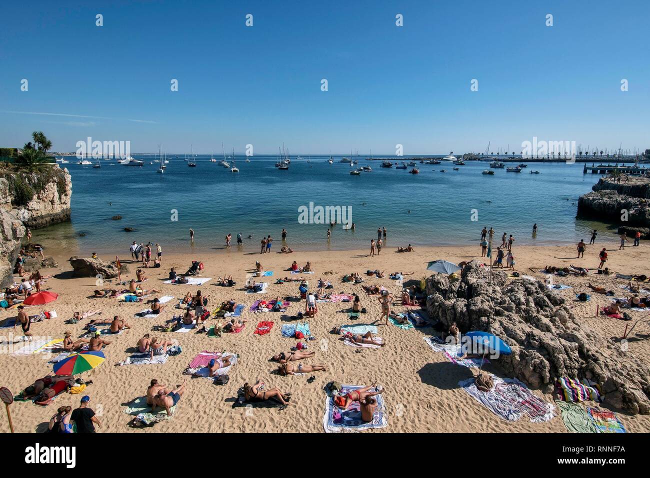Playa de la ciudad de Praia da Rainha, Cascais, Portugal Foto de stock