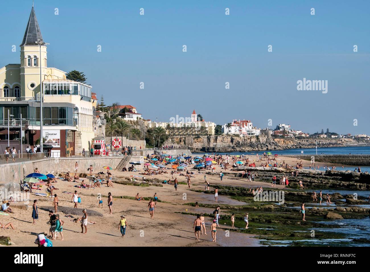 Paseo marítimo y la playa de la ciudad, Estoril, Portugal Foto de stock
