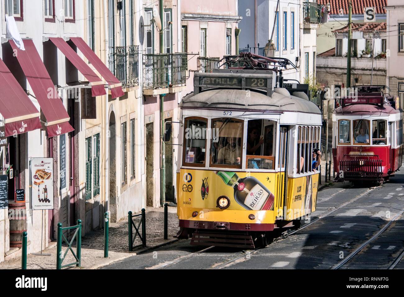 Los coches de la línea de tranvía 28 y las colinas de tranvía, distrito de Alfama, Lisboa, Portugal Foto de stock