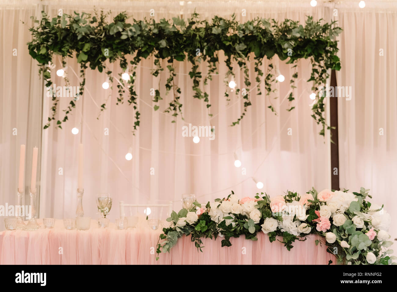 Elegante presidium para pareja de novios. Decoración de mesa de una boda de  flores Fotografía de stock - Alamy