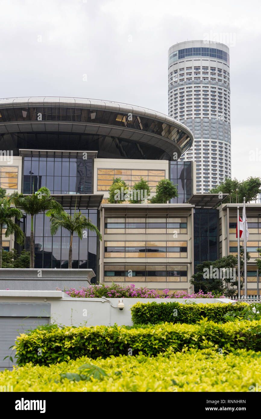 Tribunal Supremo, Singapur. Raffles City Robinsons Edificio en segundo plano. Foto de stock