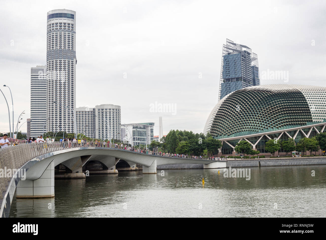 Puente de jubileo, conduciendo a Esplanade Concert Hall. Singapur Foto de stock