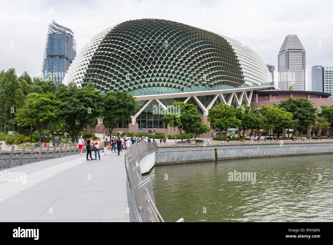 Puente de jubileo, conduciendo a Esplanade Concert Hall. Singapur Foto de stock