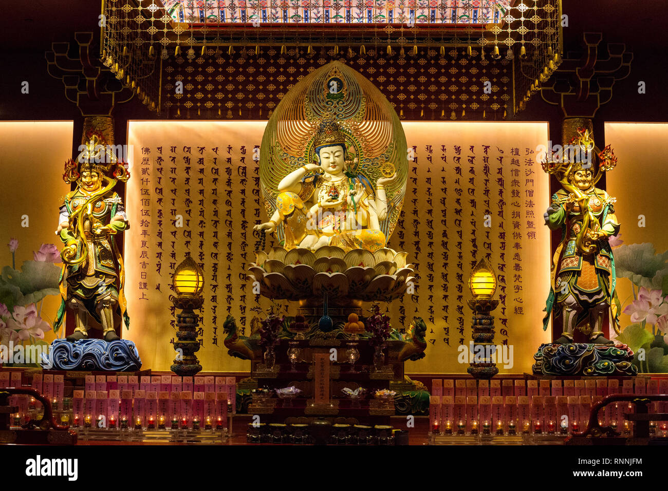 Altar interior, la Reliquia del Diente de Buda templo, Singapur. Foto de stock