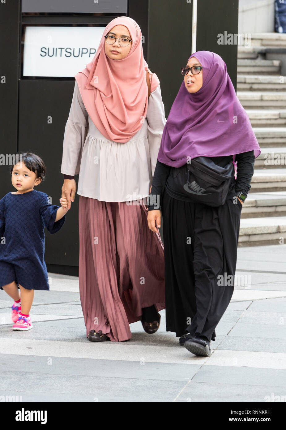 Cómo se visten las mujeres en singapur fotografías e imágenes de alta  resolución - Alamy