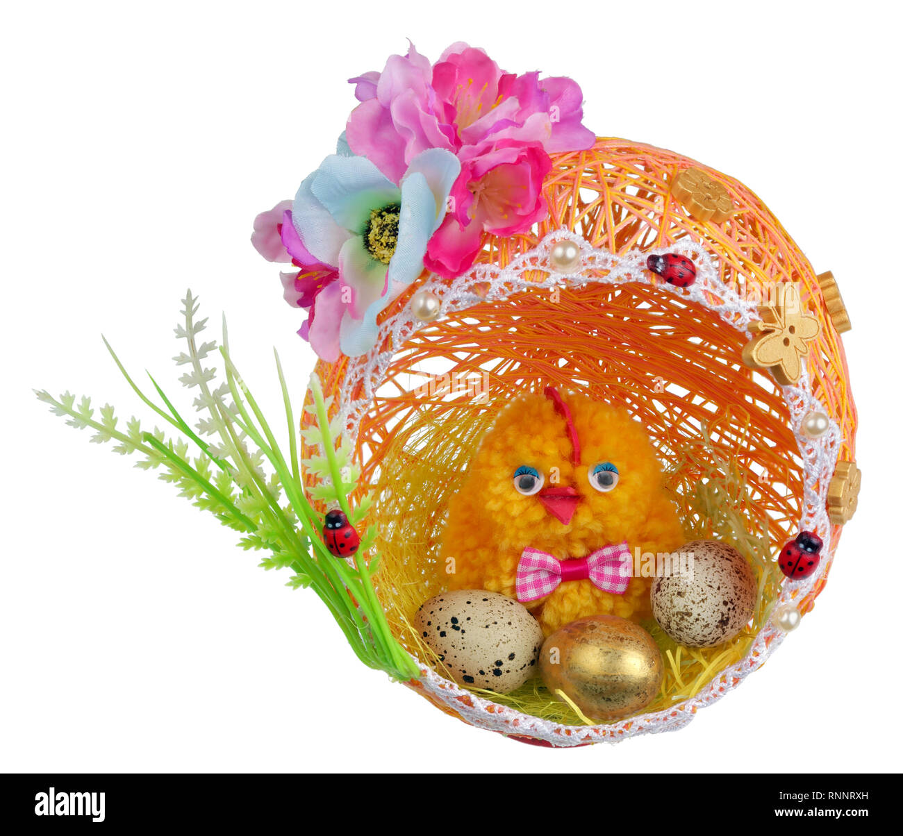 Artesanal de Pascua con huevos de pollo en el nido de la rosca y el papel. Aislado en blanco studio concepto Foto de stock
