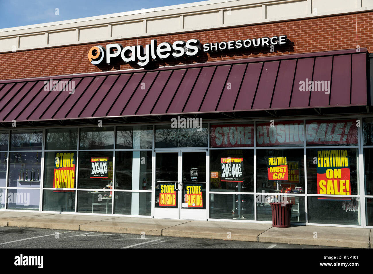 Fredericksburg, ESTADOS UNIDOS. 19 Feb, 2019. Un logotipo firmar y 'Store'  cierre signos fuera de una tienda de zapatos Payless en Fredericksburg,  Virginia el 19 de febrero de 2019. El minorista, ante