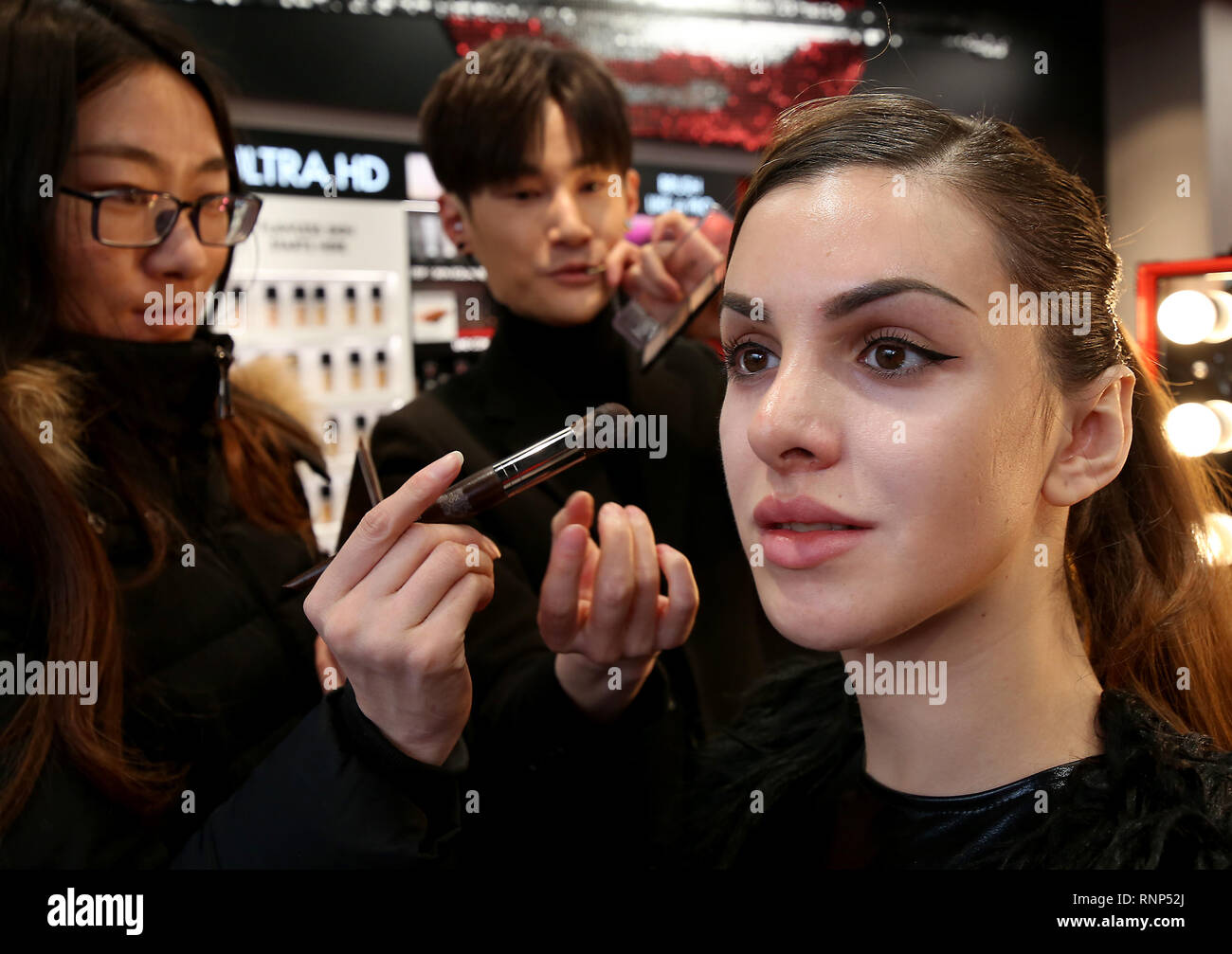 Beijing, China. 29 ene, 2018. Un esteticista chino muestra cómo aplicar  maquillaje en un modelo ruso en una boutique francesa de cosméticos en  Beijing el 29 de enero de 2018. Muchas empresas