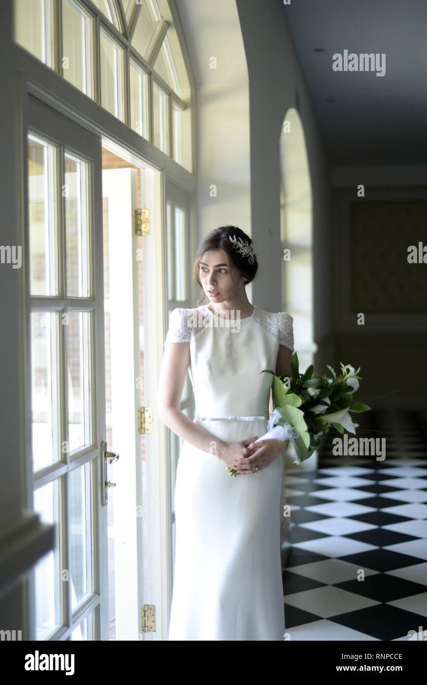 Una Joven Pareja Pensativo Tener Una Boda Blanca Tradicional Ingles Ambos Son Morenaza Y De Buena Apariencia Pero Parecen Infelices Fotografia De Stock Alamy