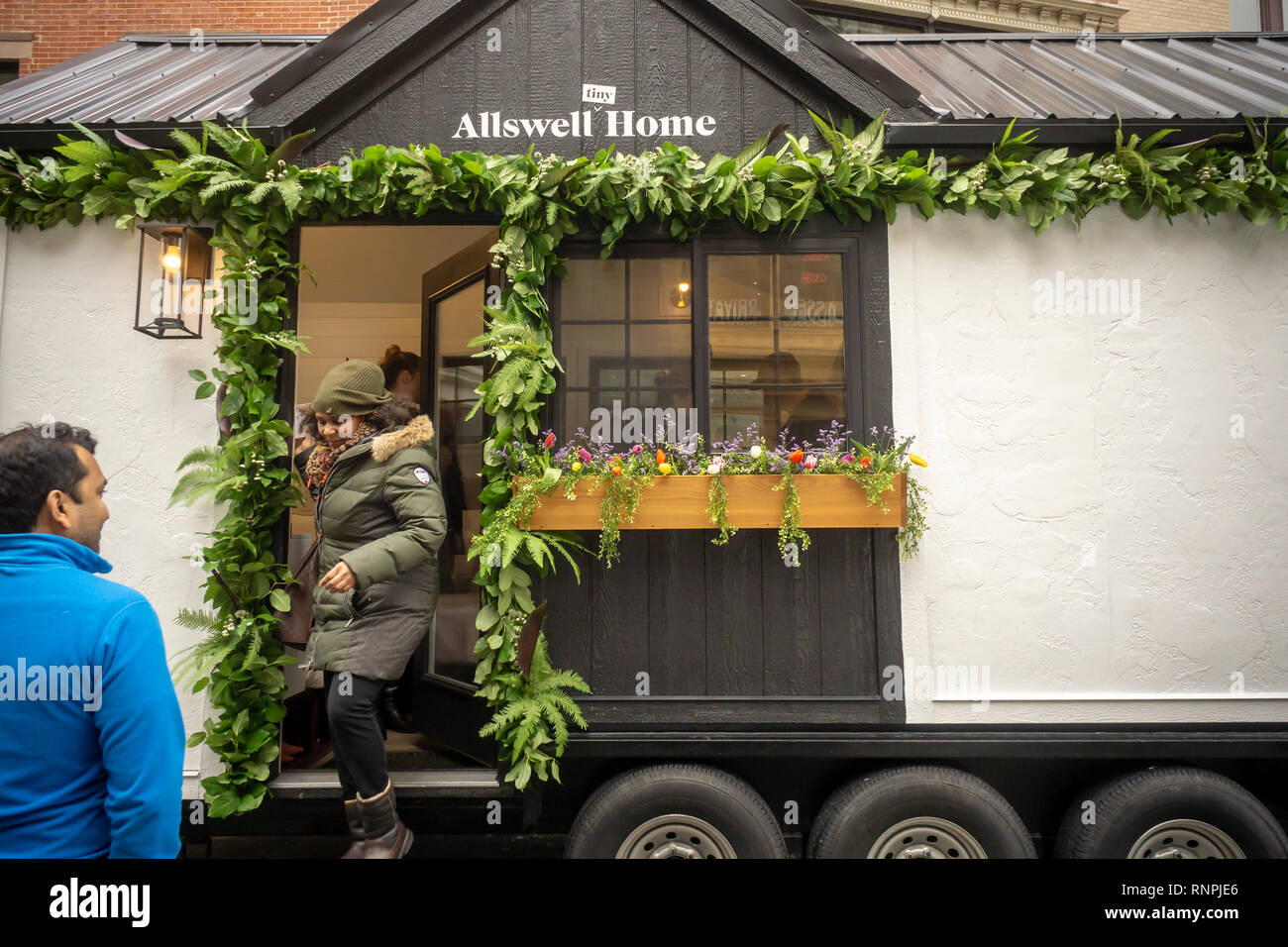 Los visitantes del colchón online retailer pequeña casita Allswell Tour en  su parada en Nueva York, en Union Square, el jueves, 7 de febrero de 2019.  Allswell es propiedad del gigante minorista