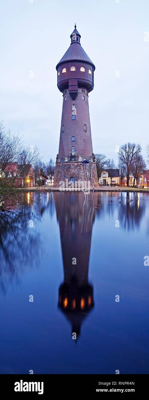 Torre de agua con agua reflexión, Heide en Holstein, Schleswig-Holstein, Alemania Foto de stock