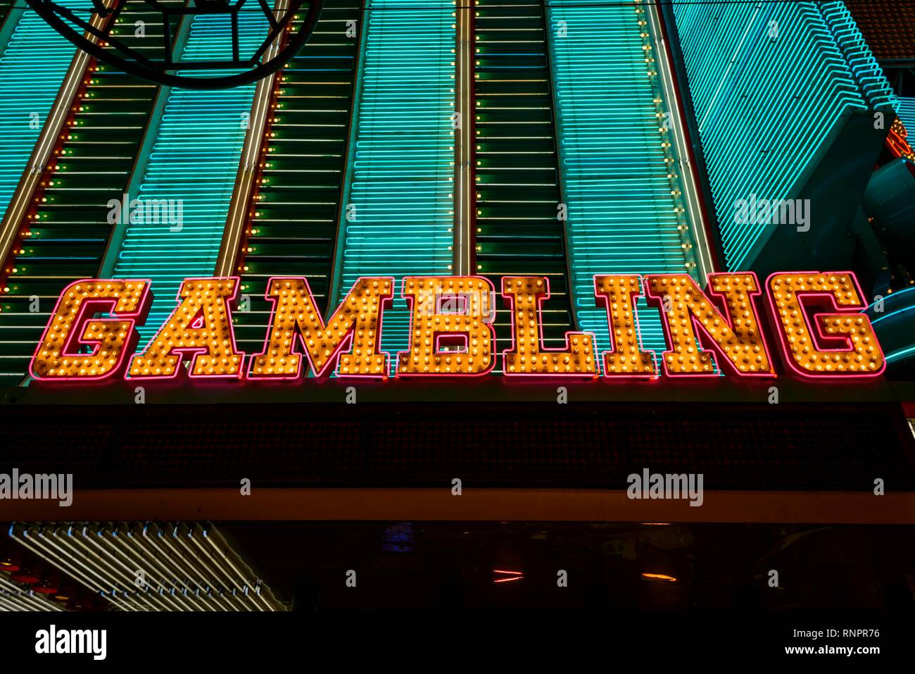 Apuestas, Casino, Neon Neon sign, Fremont Street Experience en Old Las Vegas, Escena nocturna, en el centro de la ciudad, Las Vegas, Nevada, EE.UU., América del Norte Foto de stock