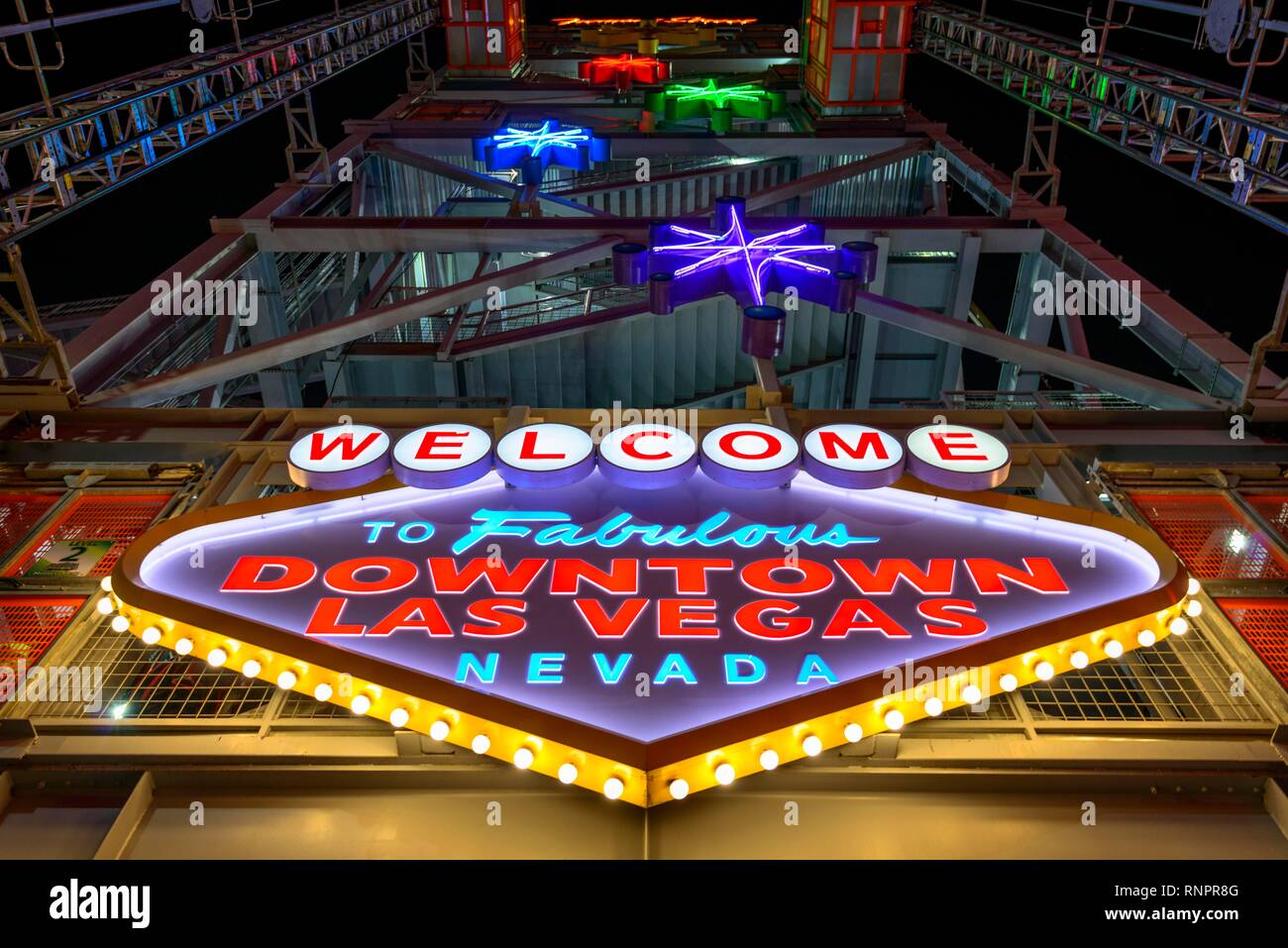 Bienvenido a brillante el fabuloso centro de Las Vegas, Nevada firmar en Fremont Street Experience en Old Las Vegas, Neon Neon Signs, escena nocturna, en el centro de la ciudad, Las V Foto de stock