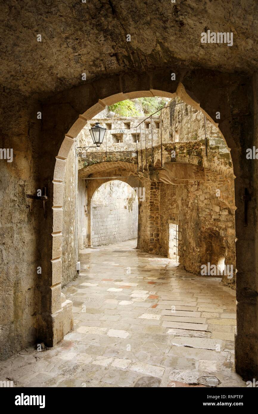 Puerta Sur de las murallas de la ciudad, el casco antiguo de Kotor, Montenegro Foto de stock