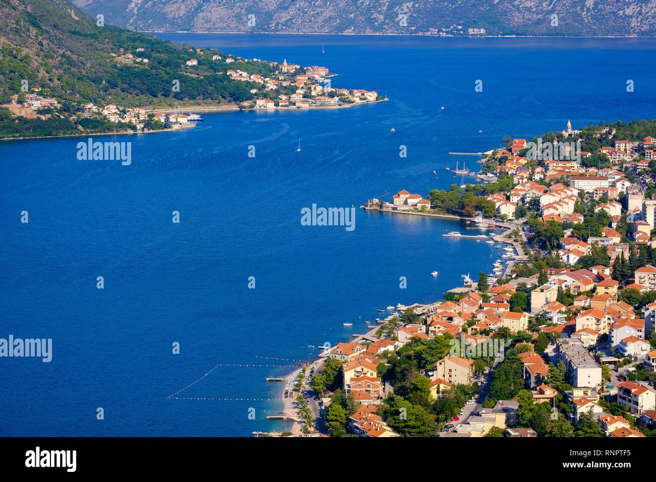 Dobrota y Prcanj, vista desde la fortaleza Sveti Ivan en Kotor, bahía de Kotor, Montenegro Foto de stock