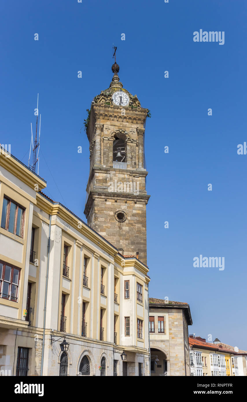 Torre de la iglesia de San Vicente en Vitoria Gasteiz, España Foto de stock