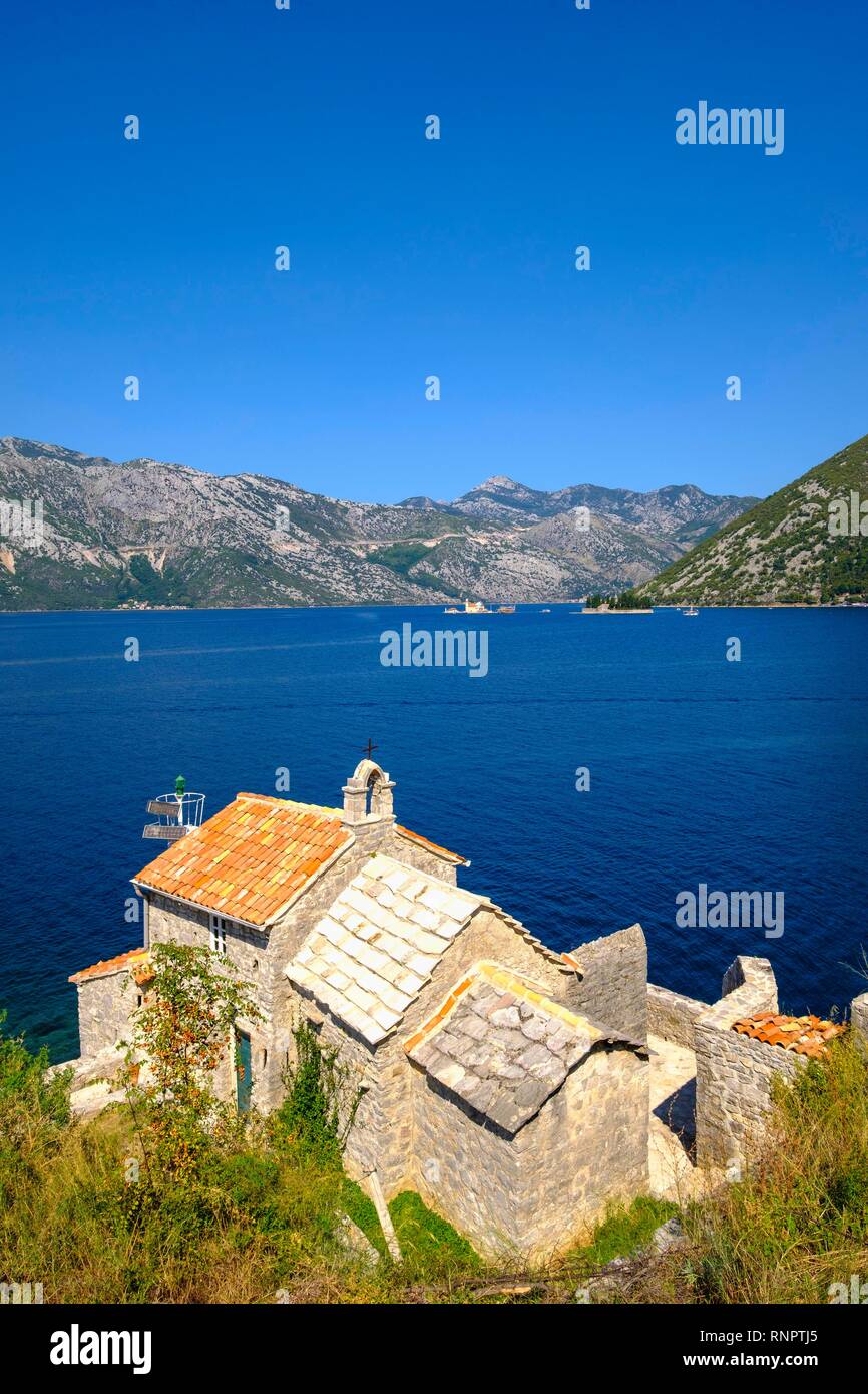 Iglesia Gospa od Andjela cerca Lepetane, bahía de Kotor, Provincia Tivat, Montenegro Foto de stock