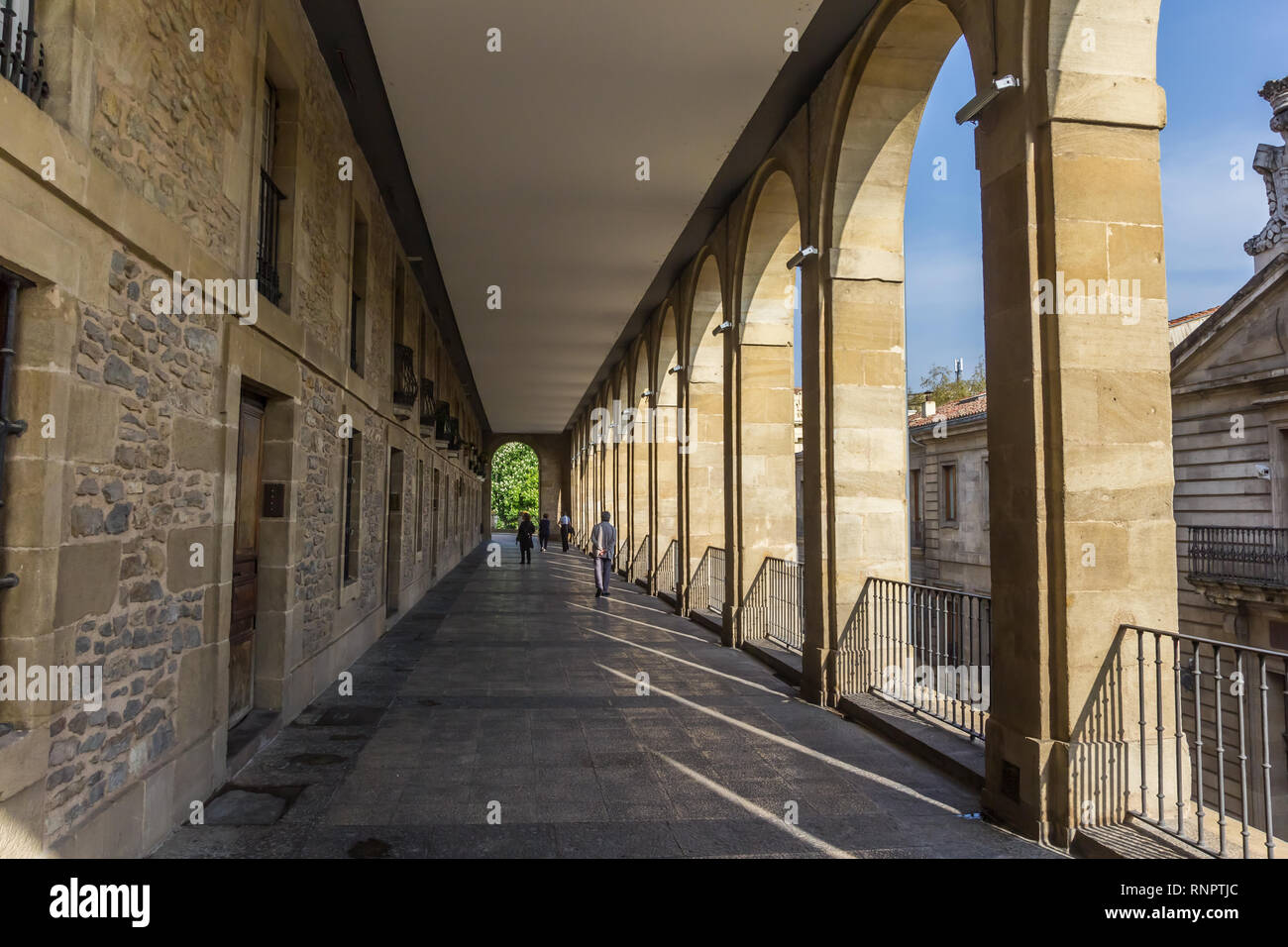 Conducto de arquillos en el centro histórico de Vitoria Gasteiz, España Foto de stock