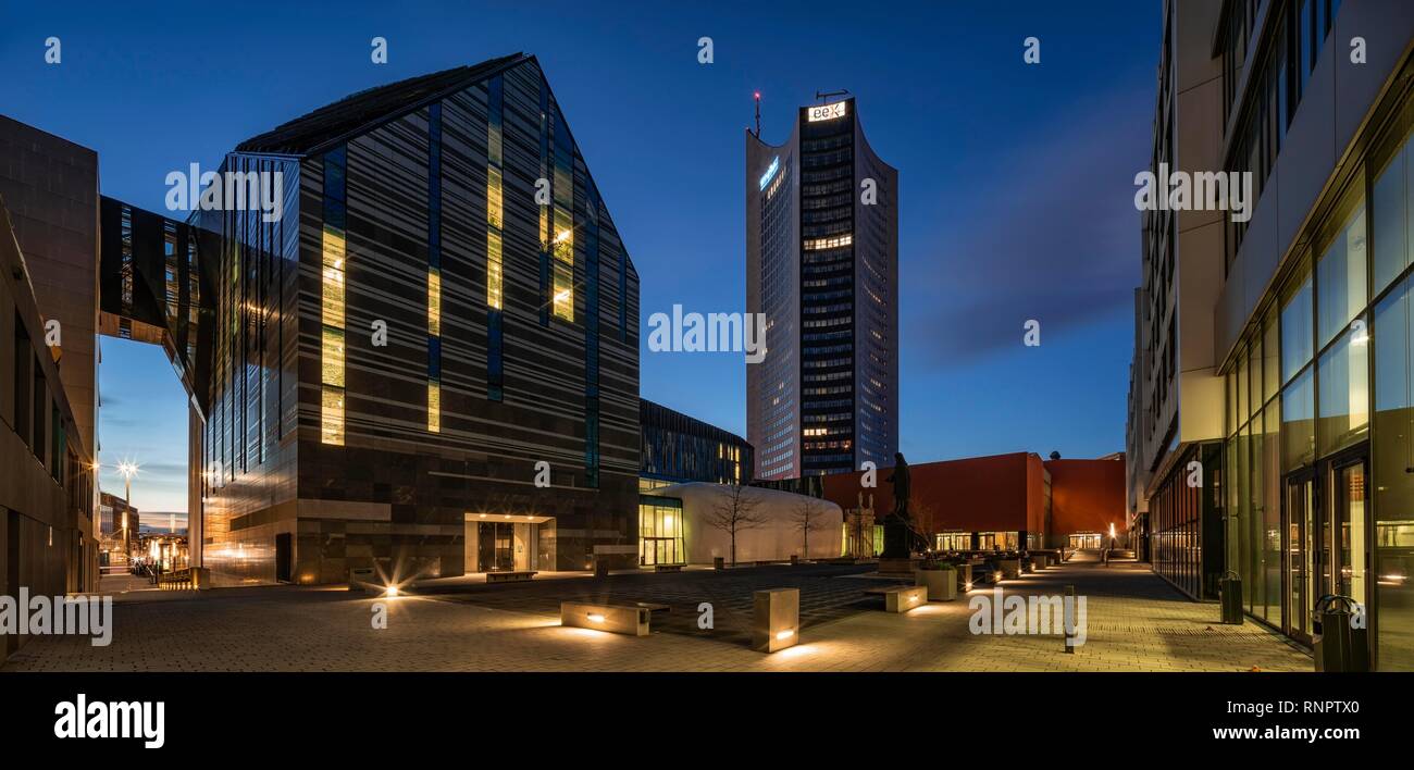 Campus universitario con Paulinum, Augusteum y ciudad de gran altura, vista nocturna, Leipzig, Sajonia, Alemania Foto de stock