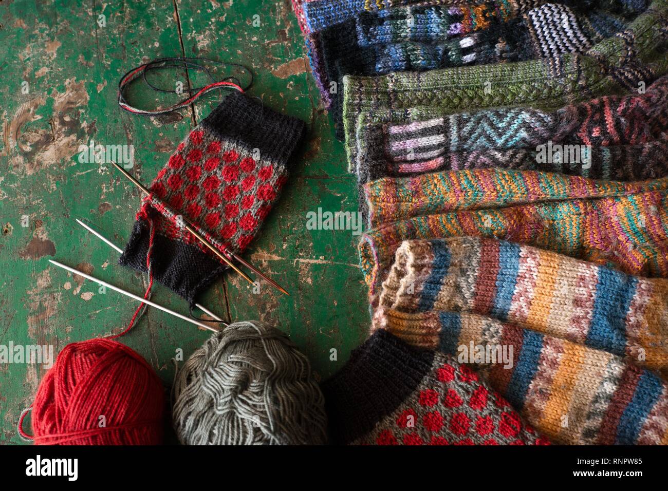 Telas tejidas calcetines con aguja de tejer y lana, Sudáfrica Foto de stock