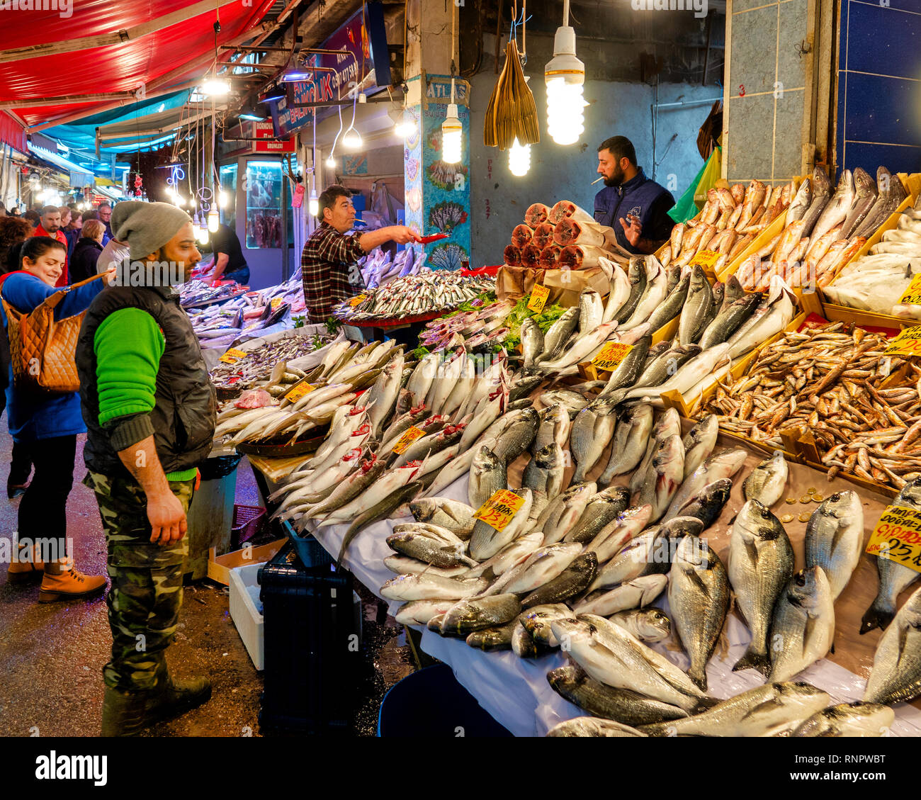 Mercado de pescado en el bazar Kemeraltı, Izmir, Turquía Foto de stock