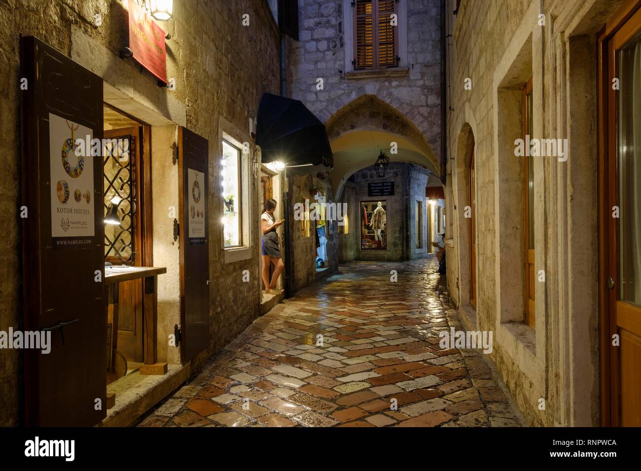 Casco antiguo callejón de noche, Kotor, Montenegro Foto de stock