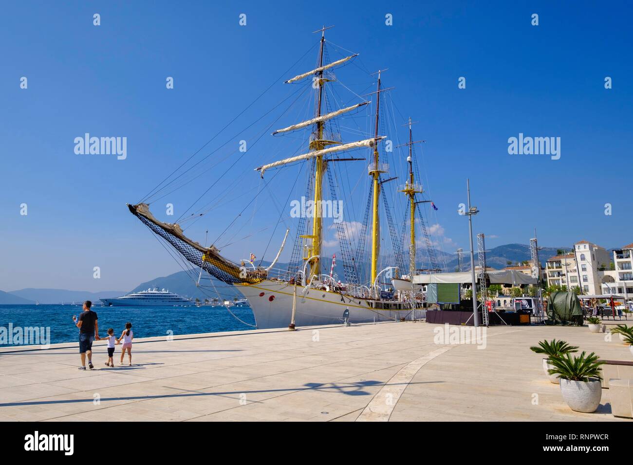 Tres master velero, Tivat, bahía de Kotor, provincia de Tivat, Montenegro Foto de stock