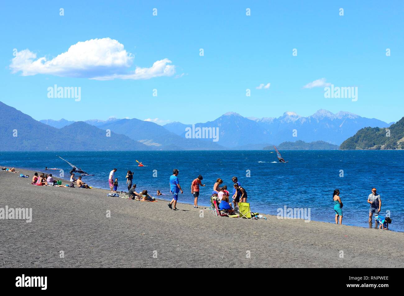 La gente en la orilla del lago Todos los Santos, región de los Lagos, Chile Foto de stock