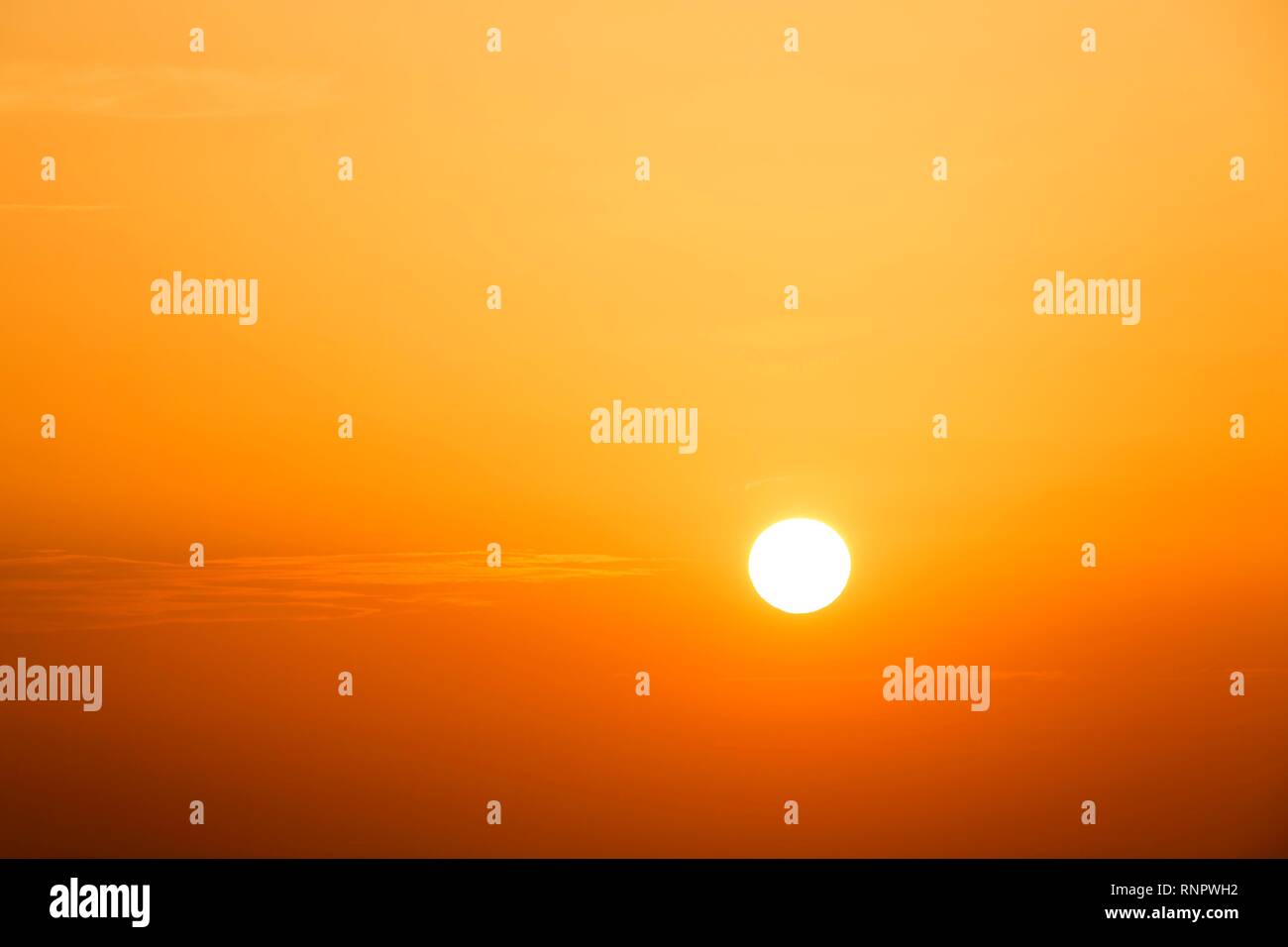Al amanecer, Sol con cielo anaranjado, España Foto de stock