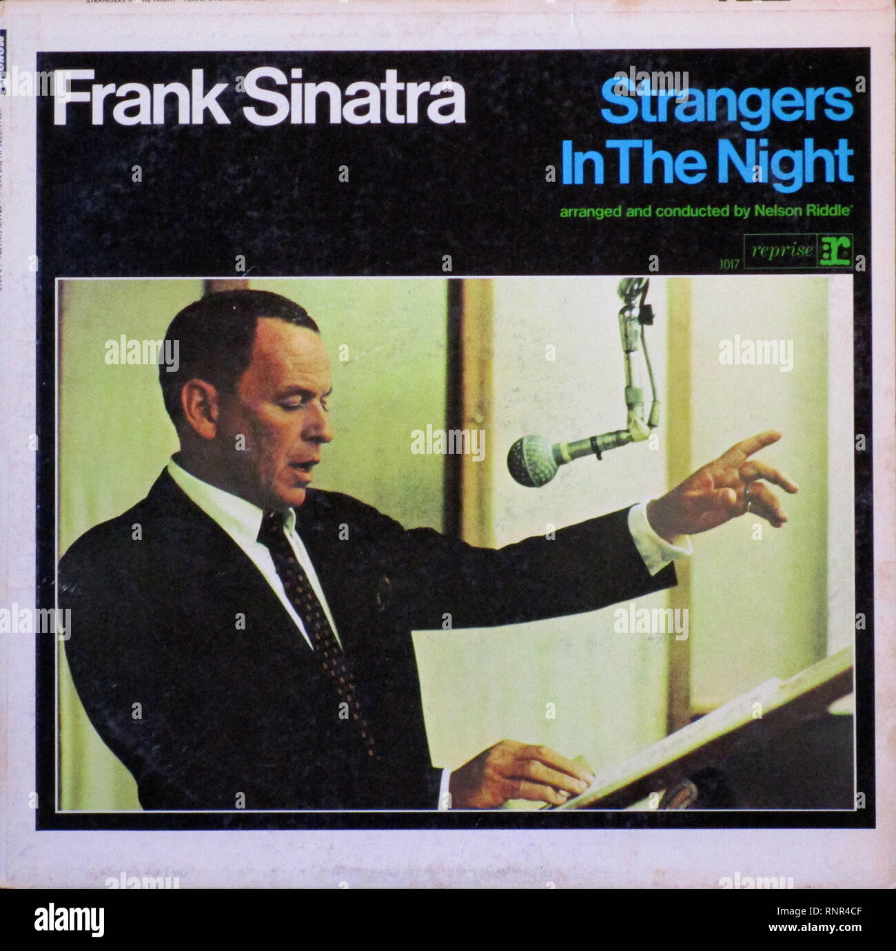 Vintage Vinilo LP cubrir extraños en la noche Frank Sinatra 1966 Foto de stock