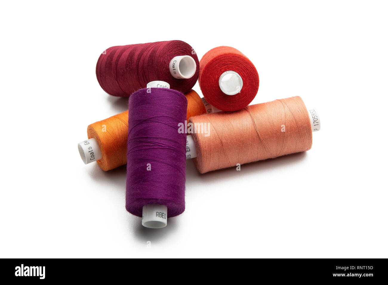 Conjunto de hilos de coser carrete en color sobre fondo blanco aislado Foto de stock