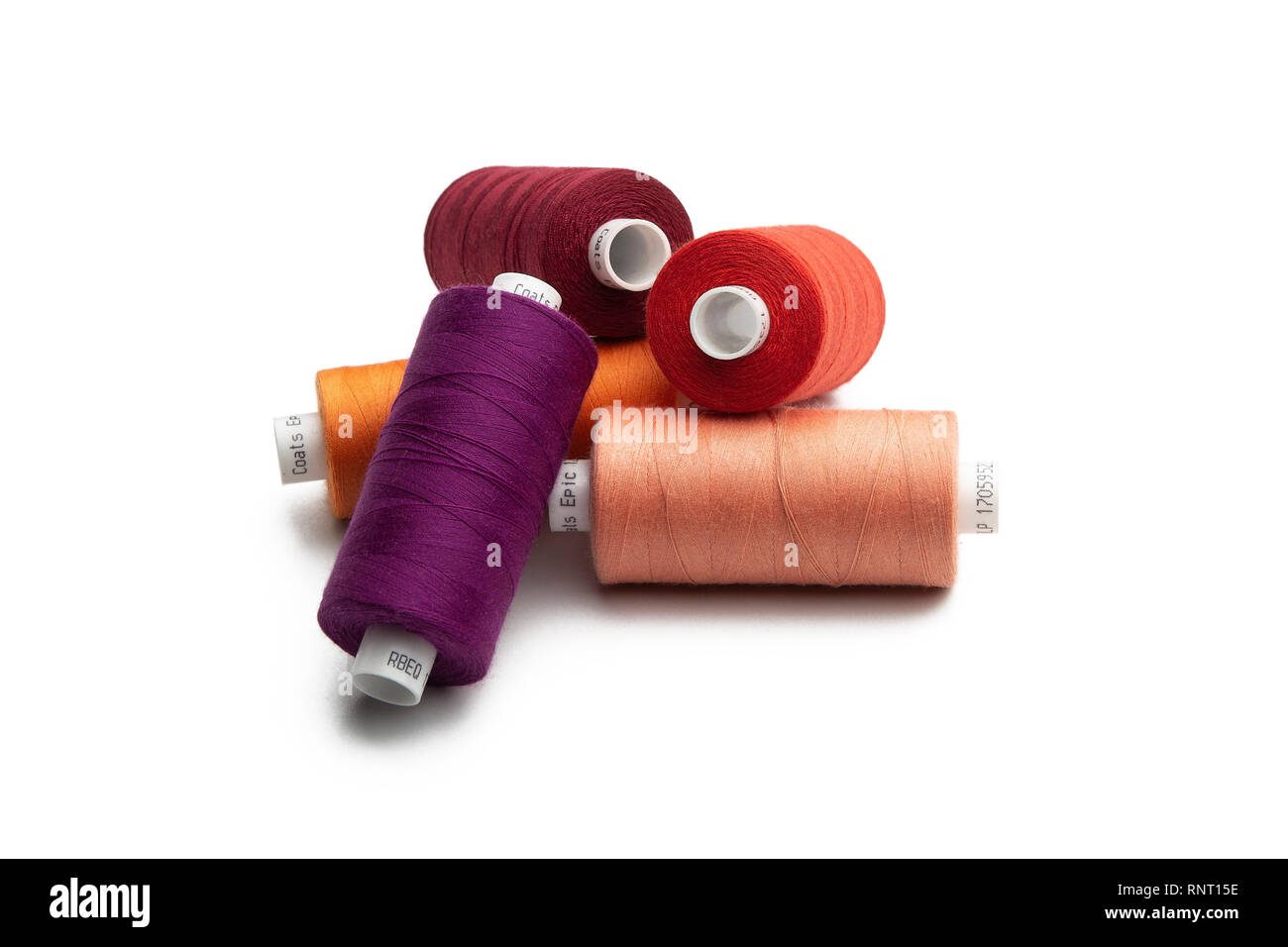 Conjunto de hilos de coser carrete en color sobre fondo blanco aislado Foto de stock