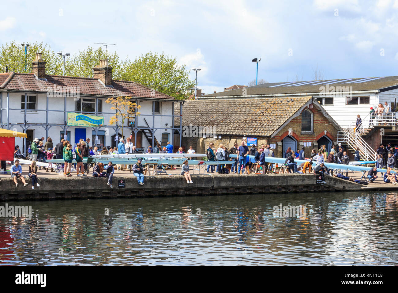 Un evento deportivo en el Club de Remo de Lea sobre el río Lea, Upper Clapton, Londres, Reino Unido. Foto de stock