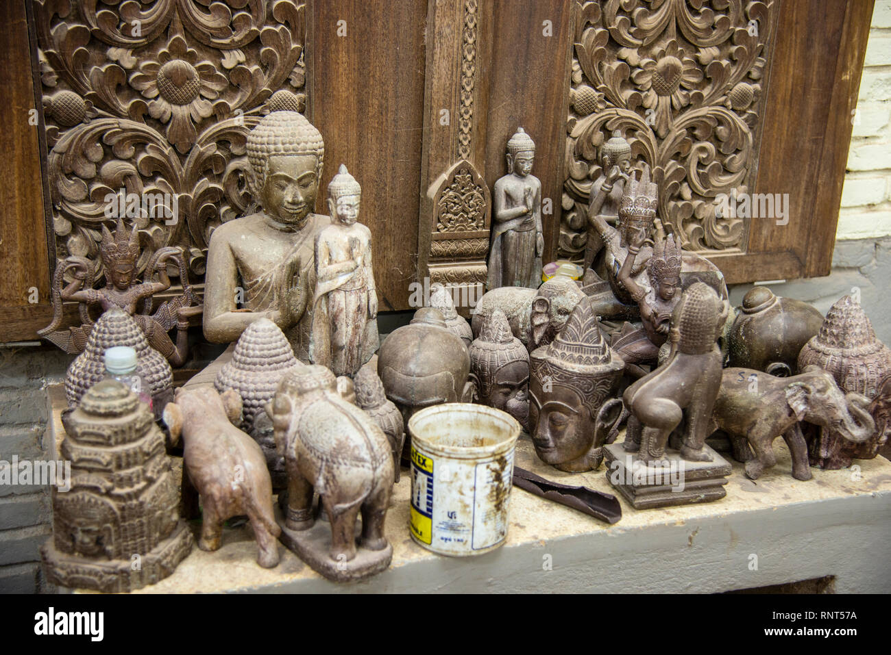 Artesanos Angkor taller principal en Siem Reap enseña a jóvenes camboyanos artes tradicionales Khmer y artesanías para la formación profesional. Foto de stock