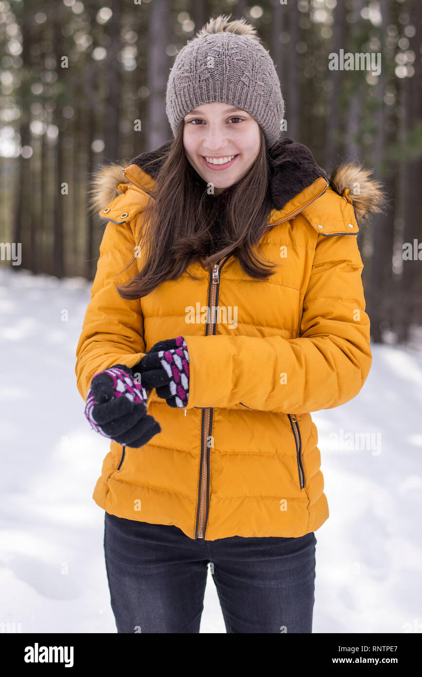Hermosa niña en chaqueta amarilla modelismo Fotografía de stock - Alamy