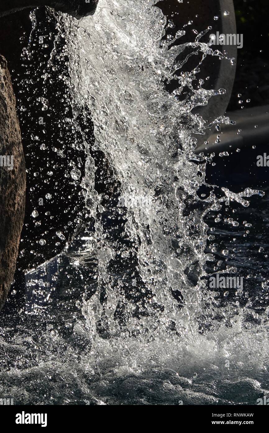 Una vista cercana de gotas congeladas en el tiempo como el agua cae de una  cascada Fotografía de stock - Alamy