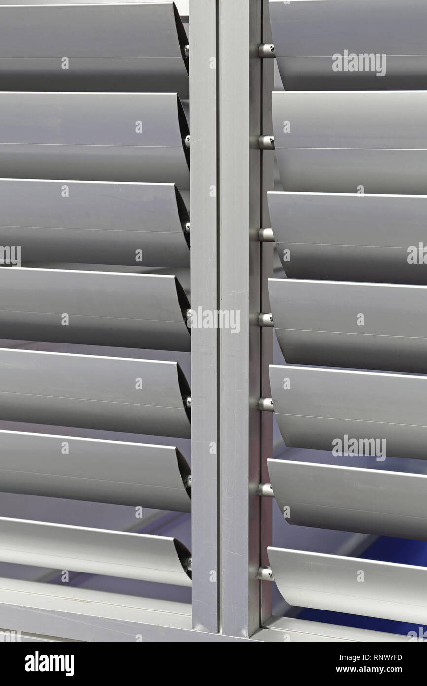 Rejilla de aluminio con persianas giratorias Rotatin en edificio moderno  Fotografía de stock - Alamy