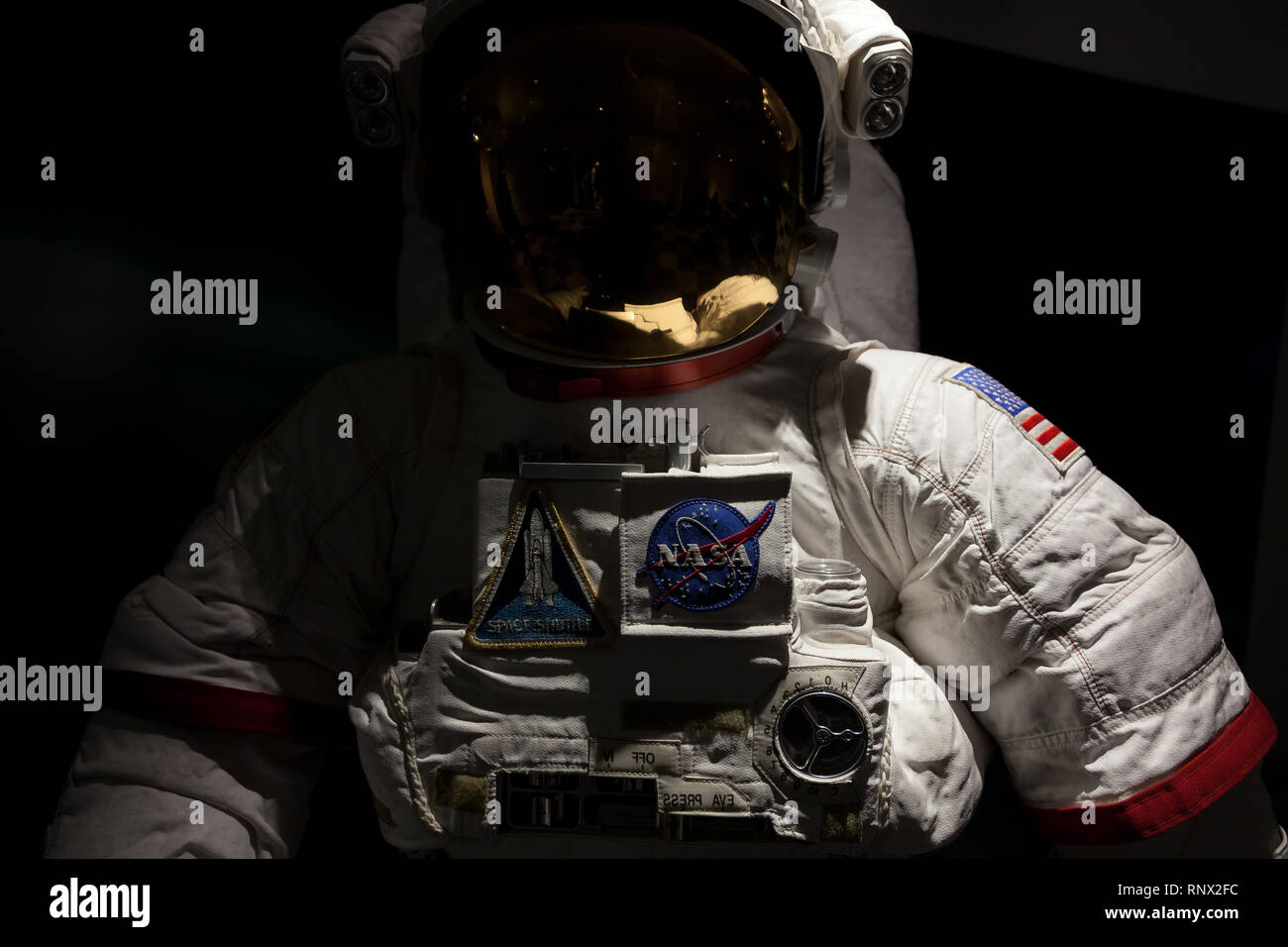 Traje de astronauta de la NASA, en exhibición en la galería de Minolta, Shinjuku, Tokio, Japón el viernes 31 de enero de 2014 Foto de stock