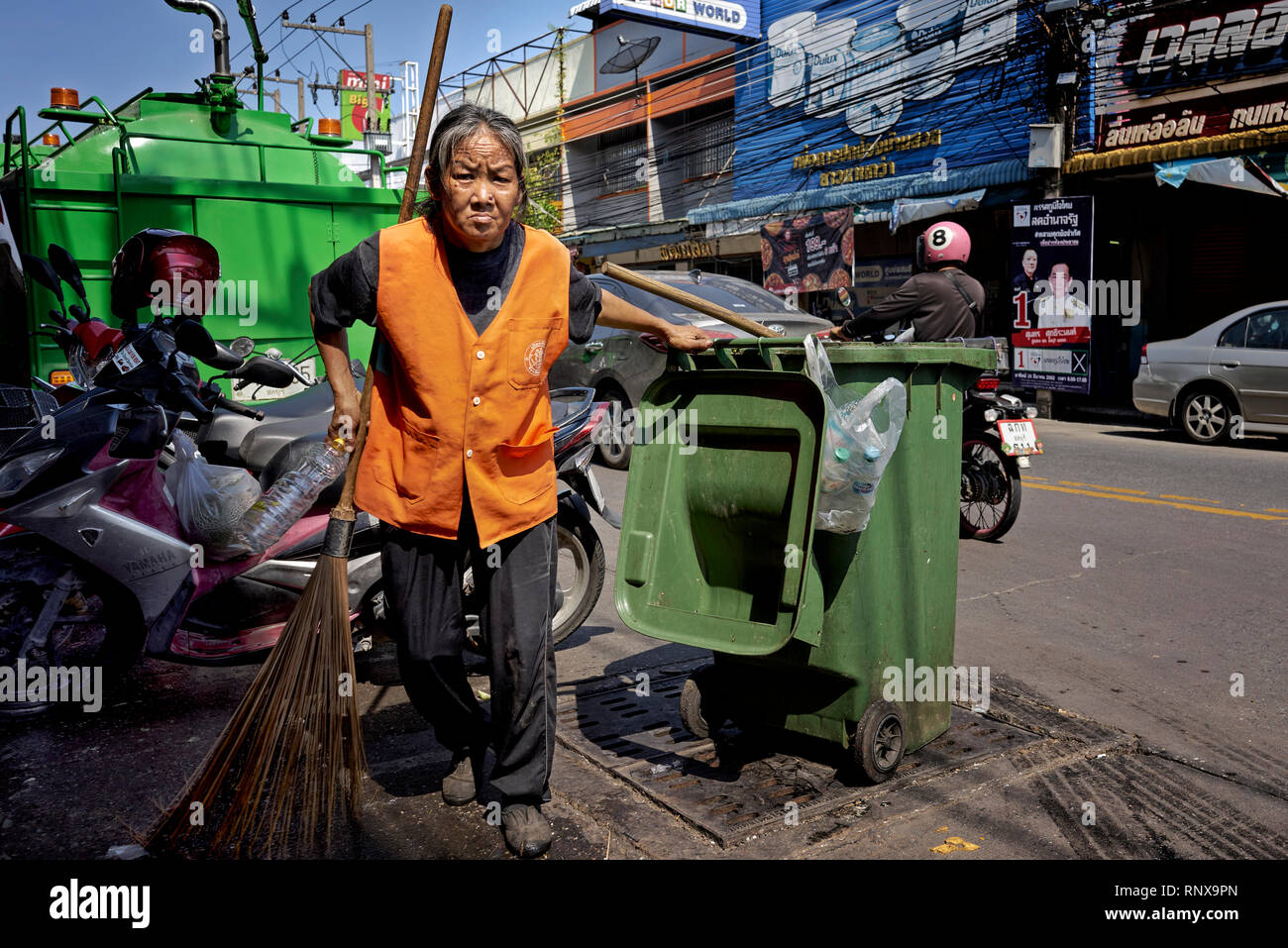 Limpiador de la calle. Anciana mujer tailandesa rechaza coleccionista. Tailandia, Sudeste Asiático Foto de stock