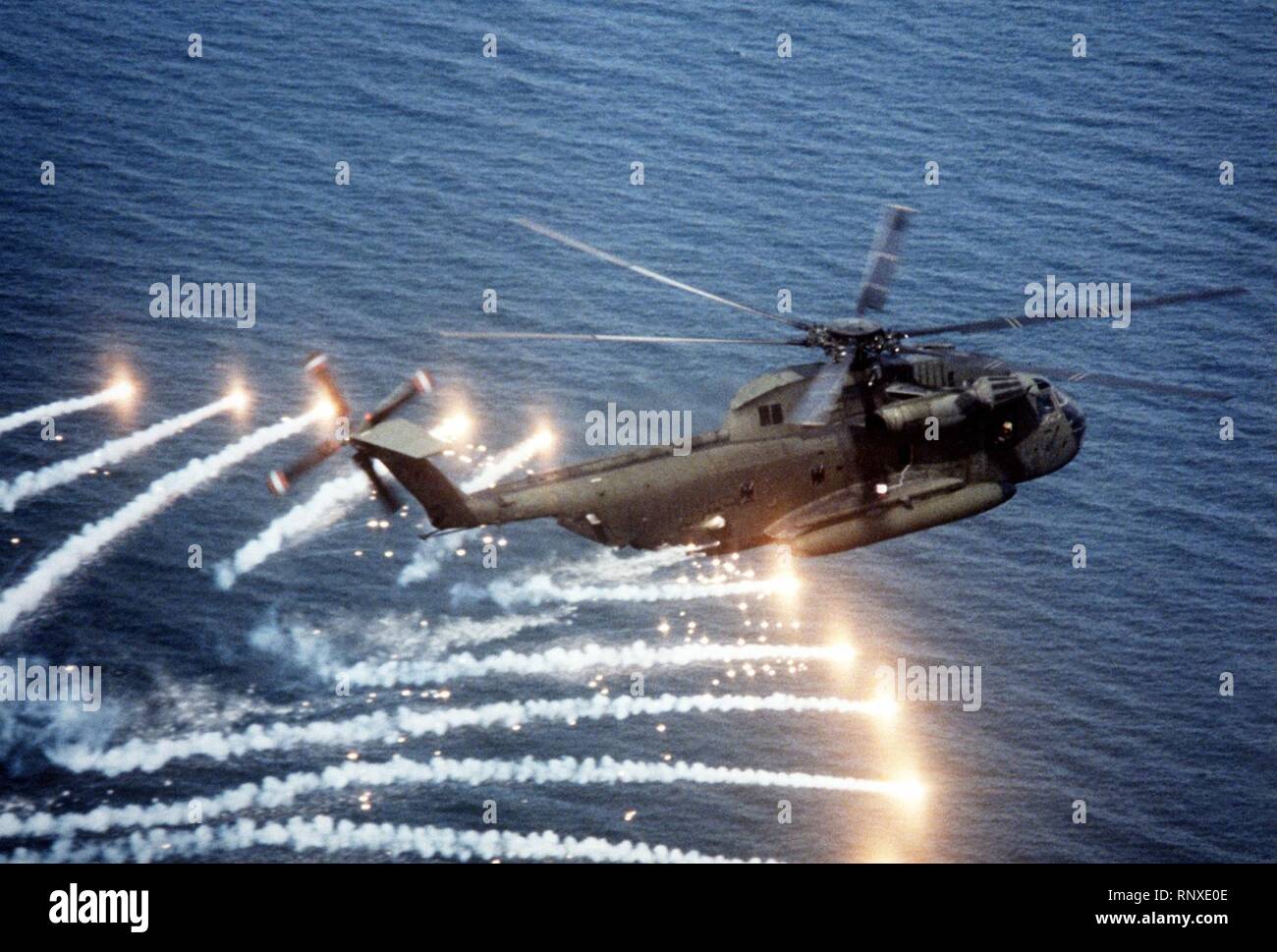 Tipo CH-53D Stallion Mar arrojando bengalas. Foto de stock