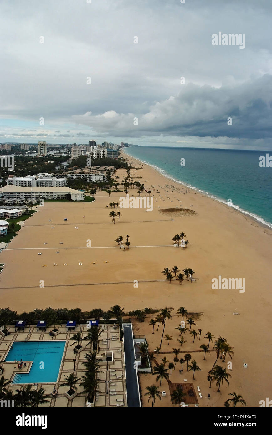 Mar Playa con agua azul en Fort Lauderdale, Estados Unidos. Arena, palmeras, piscina y hotel de