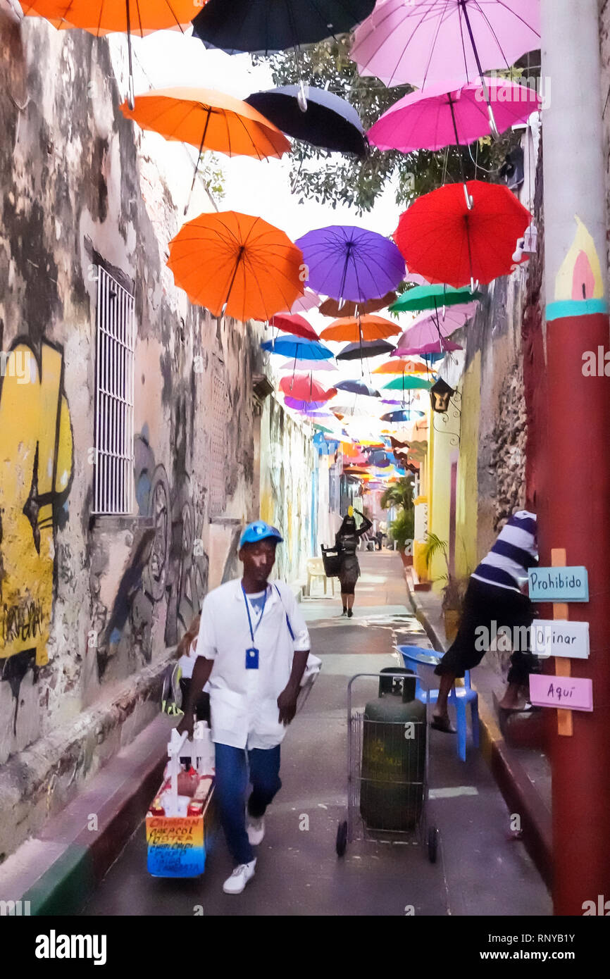 Cartagena COLOMBIA,CENTER,Getsemani,CALLEJON Calle 27 Narrow street colgando coloristas paraguas instalación,Latino Latino Hispano ethni Fotografía de Alamy