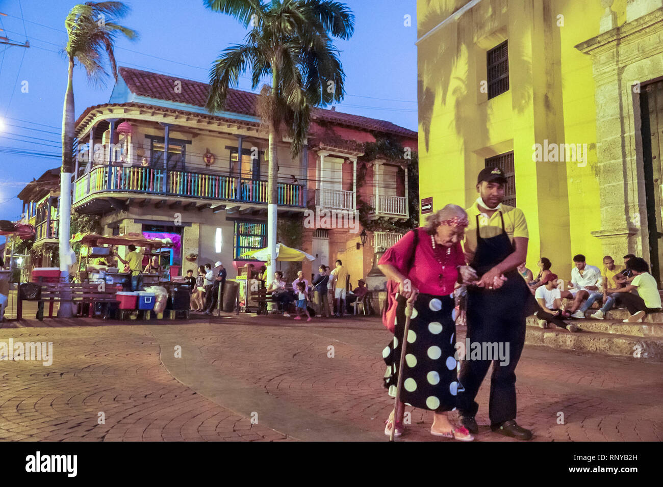 Cartagena Colombia,Centro,Getsemani,Plaza de la Trinidad Plaza de la Santísima Trinidad,noche al atardecer,lugar de encuentro al aire libre,residencia étnica hispana Foto de stock